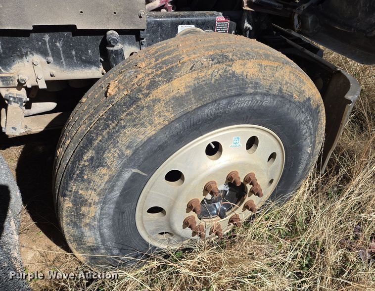 image for item EE0014 2009 Mack CHU613 semi truck