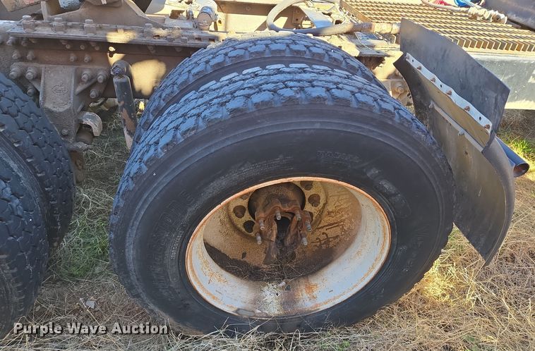 image for item EE0014 2009 Mack CHU613 semi truck