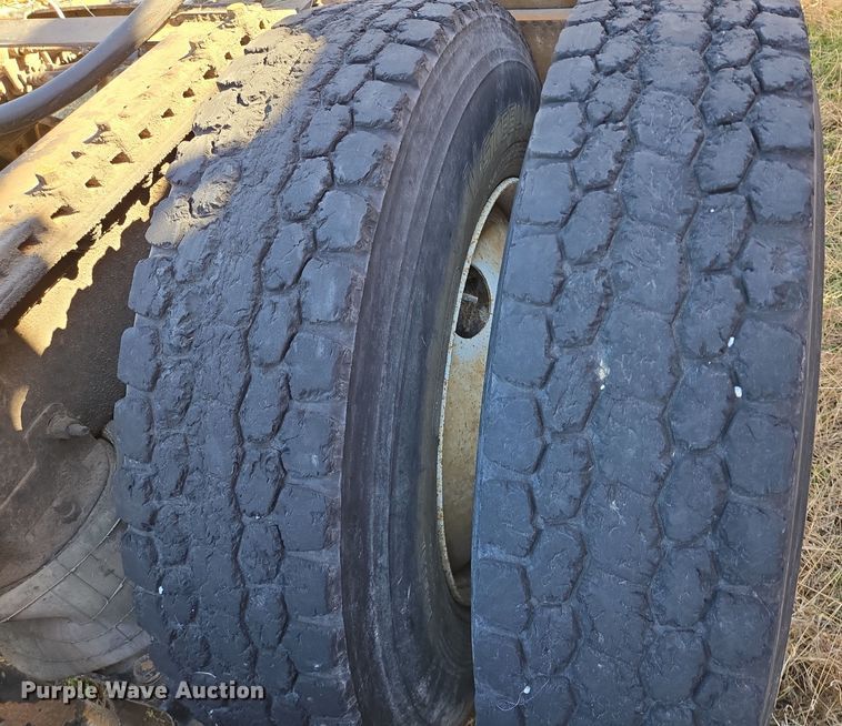 image for item EE0014 2009 Mack CHU613 semi truck