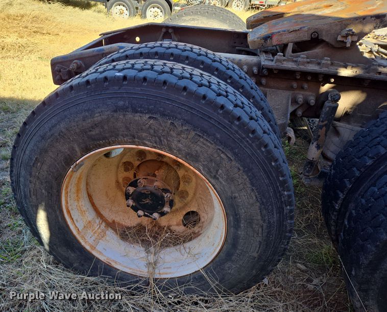 image for item EE0014 2009 Mack CHU613 semi truck