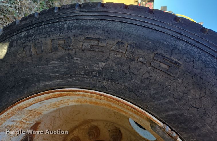 image for item EE0014 2009 Mack CHU613 semi truck