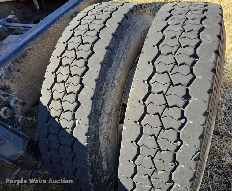 image for item EE0014 2009 Mack CHU613 semi truck