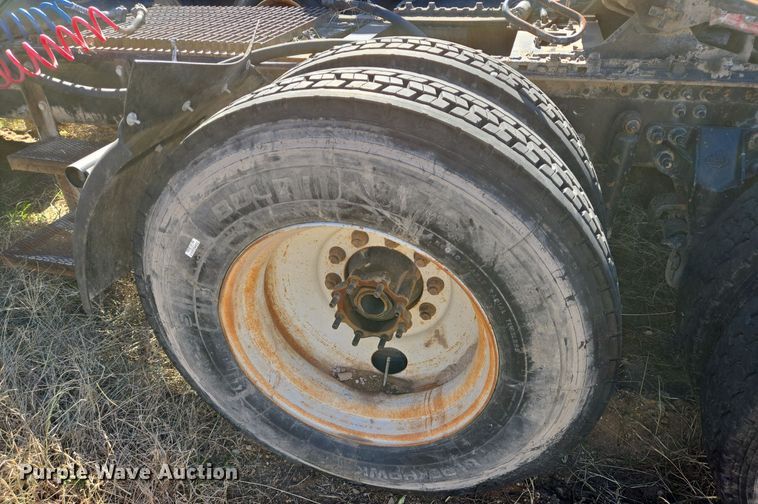 image for item EE0014 2009 Mack CHU613 semi truck