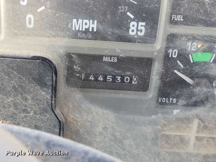 image for item EE0015 1996 International 2574 6X4 dump truck