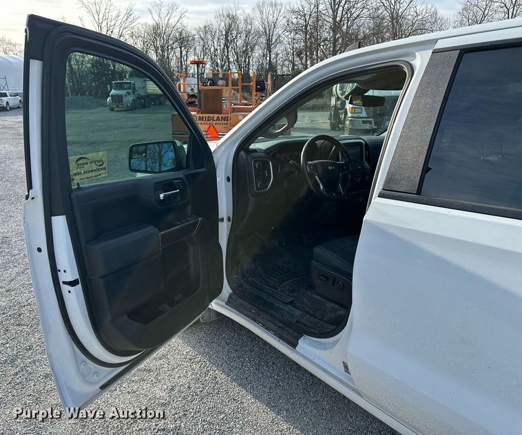 image for item DF8451 2019 Chevrolet Silverado 1500 Crew Cab pickup truck