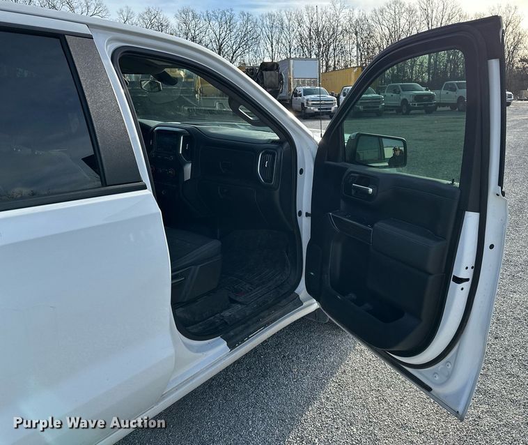 image for item DF8451 2019 Chevrolet Silverado 1500 Crew Cab pickup truck