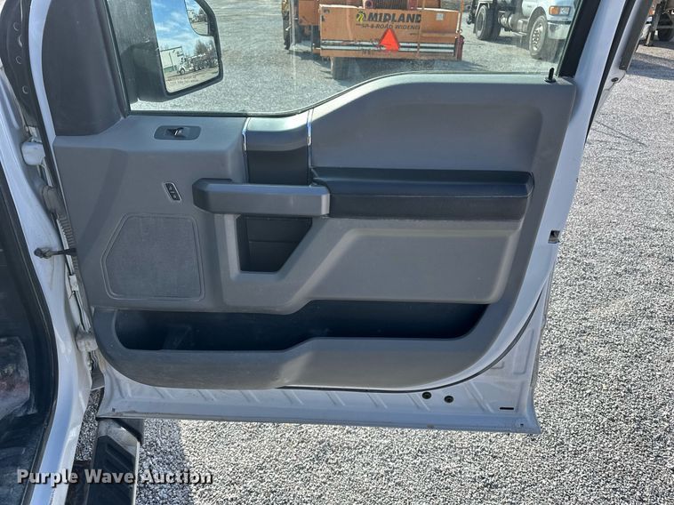 image for item DF8458 2019 Ford F150 SuperCab pickup truck