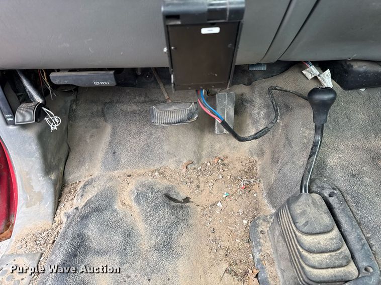 image for item DH9770 2002 Ford F550 flatbed truck