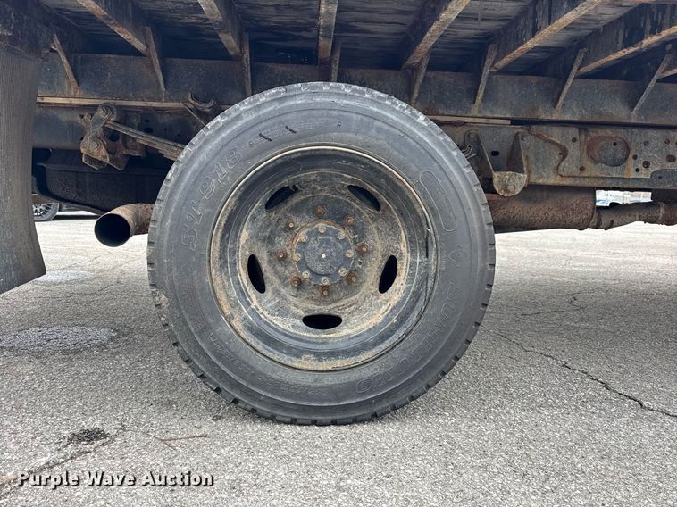 image for item DH9770 2002 Ford F550 flatbed truck