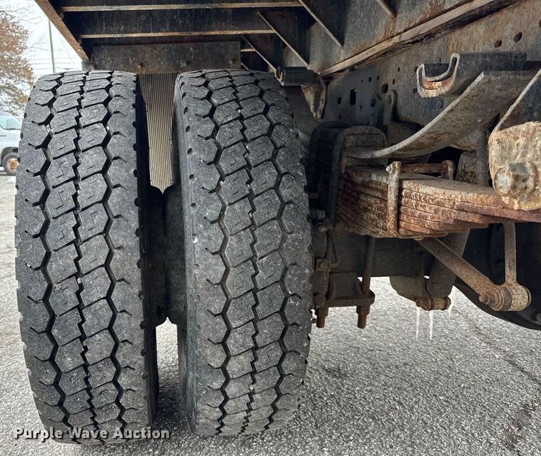 image for item DH9770 2002 Ford F550 flatbed truck