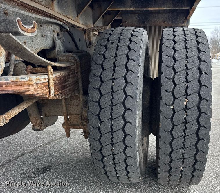 image for item DH9770 2002 Ford F550 flatbed truck