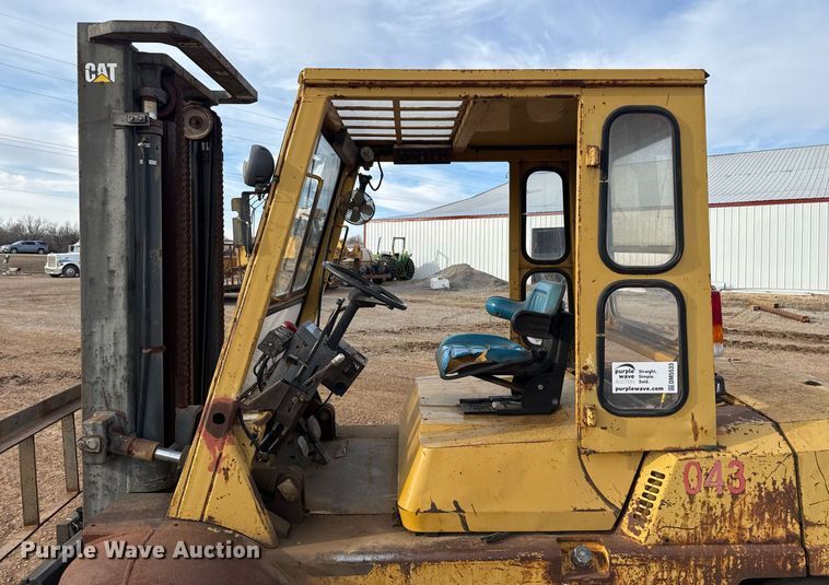 image for item DM5533 Caterpillar DP40 forklift