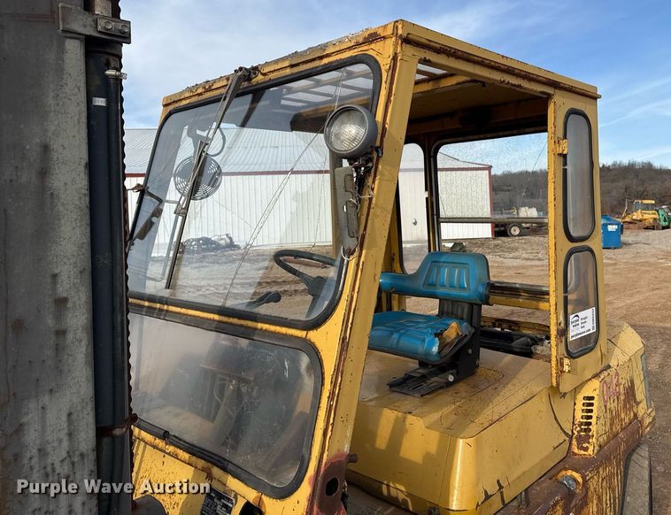 image for item DM5533 Caterpillar DP40 forklift