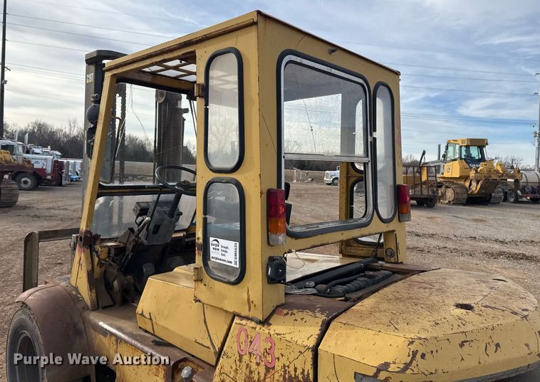 image for item DM5533 Caterpillar DP40 forklift