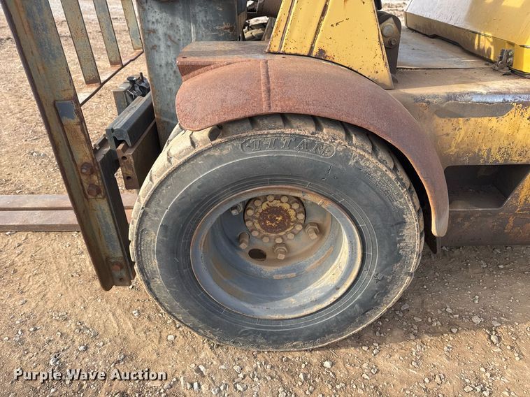 image for item DM5533 Caterpillar DP40 forklift