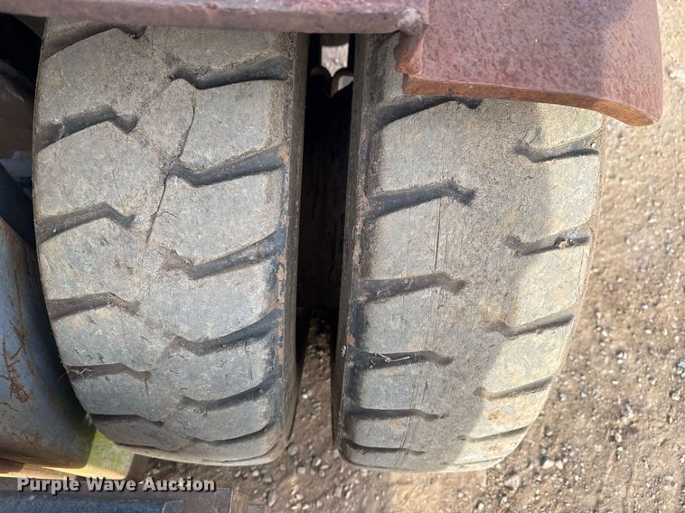 image for item DM5533 Caterpillar DP40 forklift