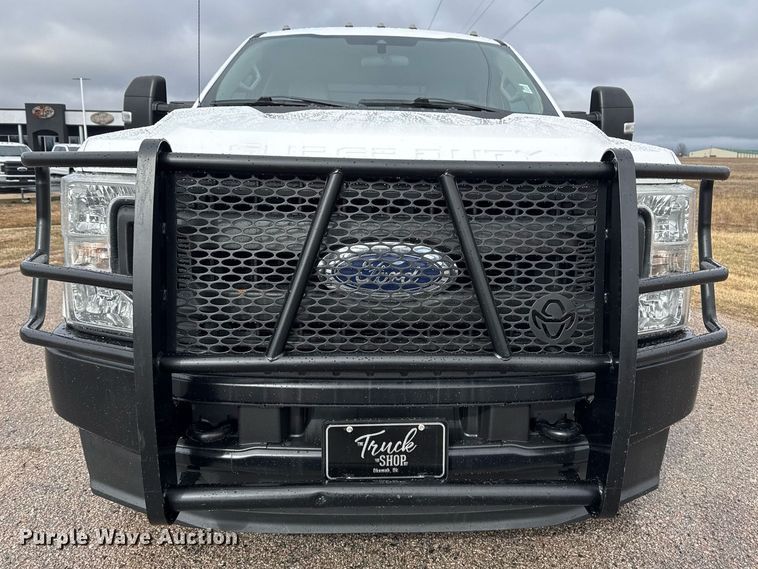 image for item DM5537 2020 Ford F350 Super Duty Crew Cab utility bed pickup truck