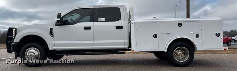 image for item DM5537 2020 Ford F350 Super Duty Crew Cab utility bed pickup truck