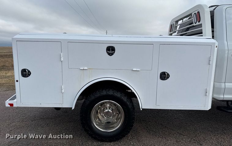 image for item DM5537 2020 Ford F350 Super Duty Crew Cab utility bed pickup truck