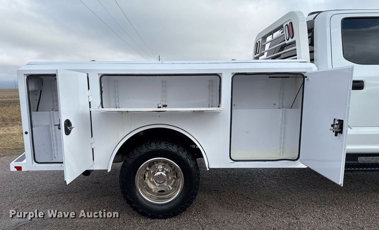 image for item DM5537 2020 Ford F350 Super Duty Crew Cab utility bed pickup truck