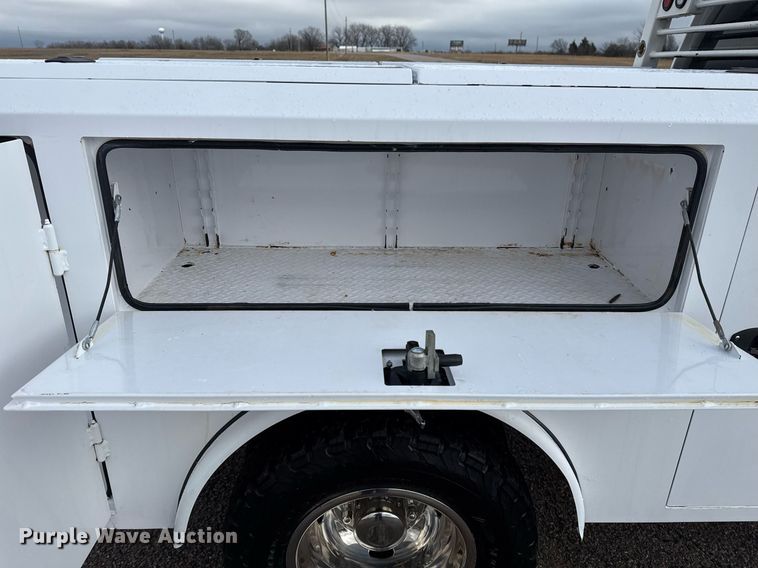 image for item DM5537 2020 Ford F350 Super Duty Crew Cab utility bed pickup truck