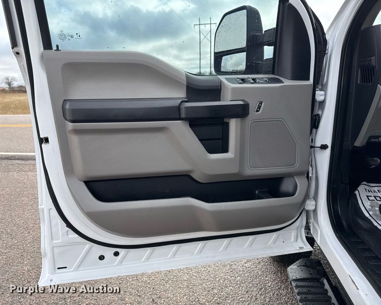 image for item DM5537 2020 Ford F350 Super Duty Crew Cab utility bed pickup truck