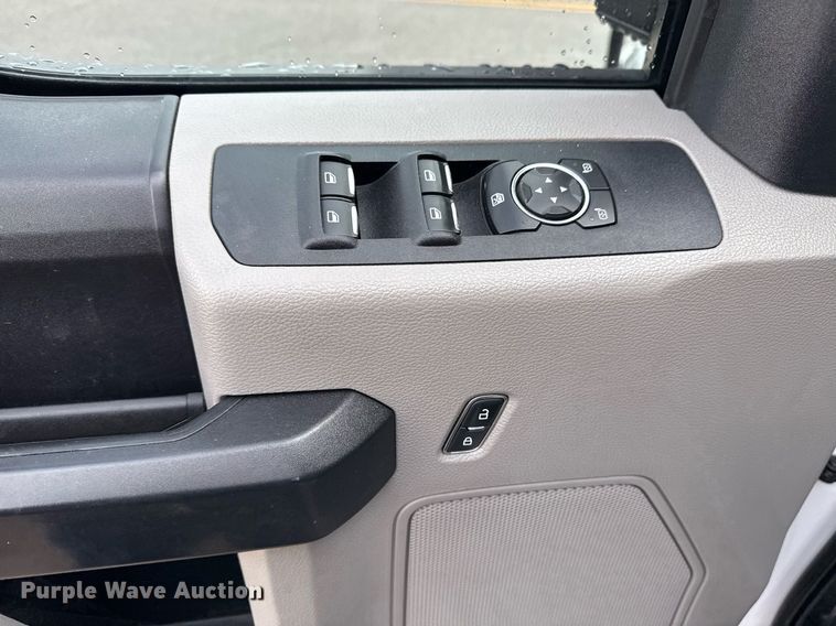 image for item DM5537 2020 Ford F350 Super Duty Crew Cab utility bed pickup truck