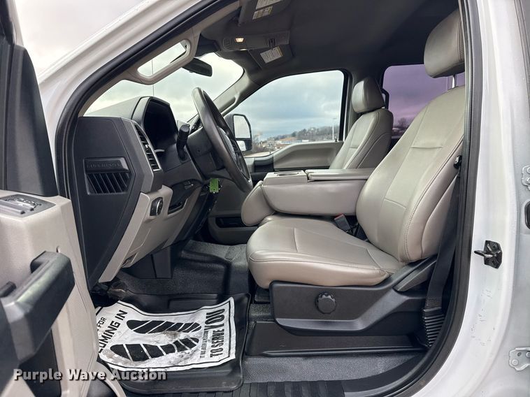 image for item DM5537 2020 Ford F350 Super Duty Crew Cab utility bed pickup truck