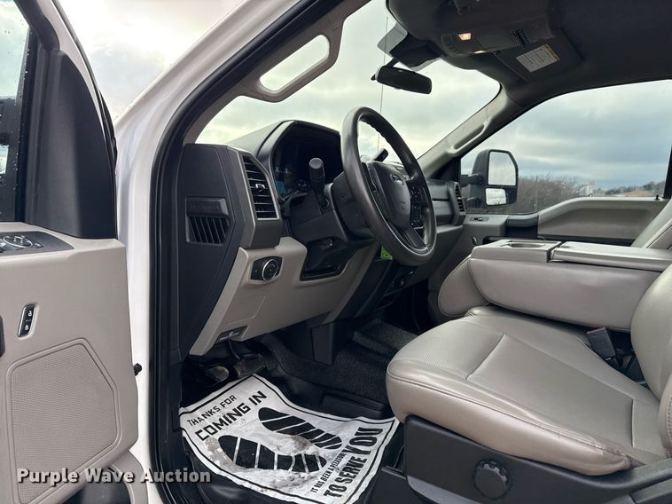 image for item DM5537 2020 Ford F350 Super Duty Crew Cab utility bed pickup truck