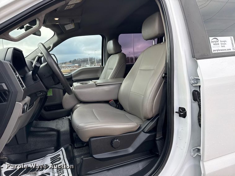 image for item DM5537 2020 Ford F350 Super Duty Crew Cab utility bed pickup truck