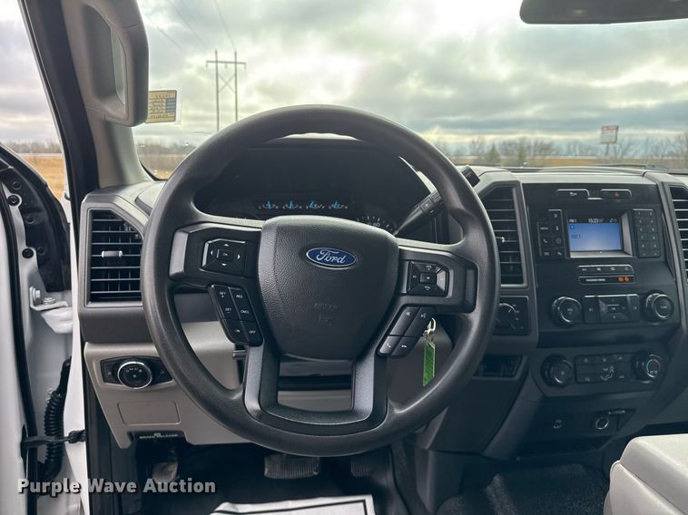 image for item DM5537 2020 Ford F350 Super Duty Crew Cab utility bed pickup truck