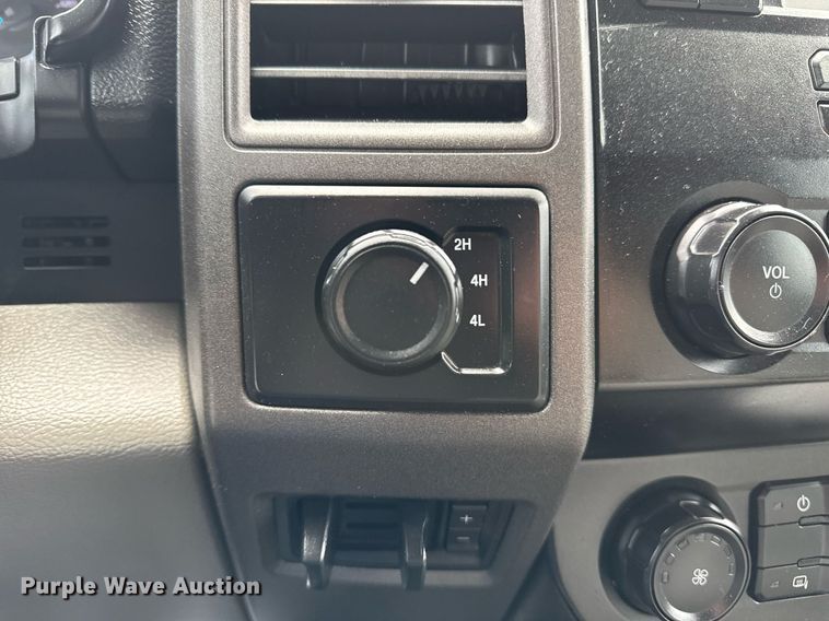 image for item DM5537 2020 Ford F350 Super Duty Crew Cab utility bed pickup truck