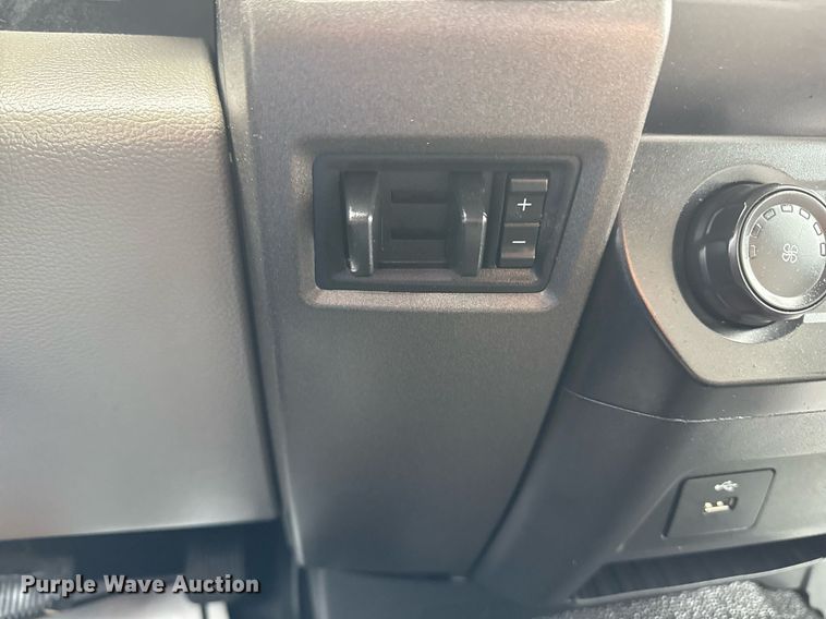 image for item DM5537 2020 Ford F350 Super Duty Crew Cab utility bed pickup truck