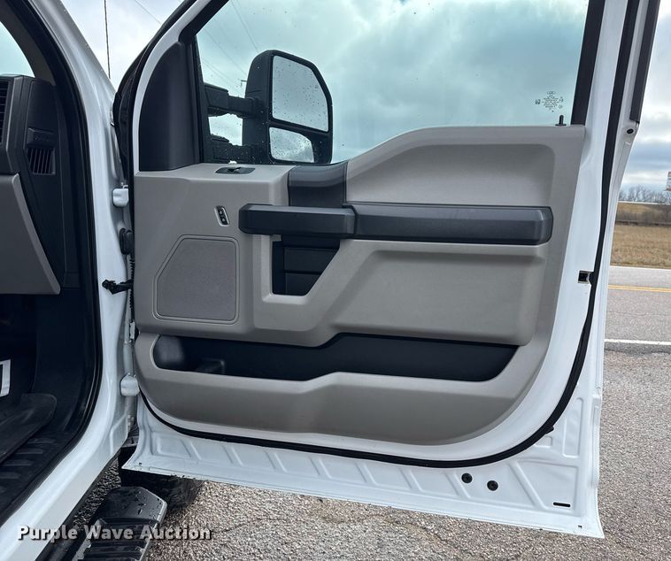 image for item DM5537 2020 Ford F350 Super Duty Crew Cab utility bed pickup truck