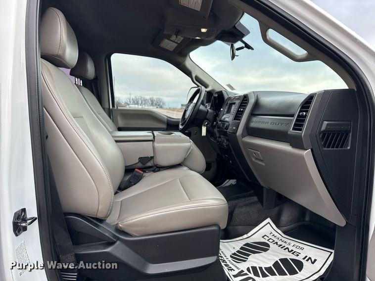 image for item DM5537 2020 Ford F350 Super Duty Crew Cab utility bed pickup truck