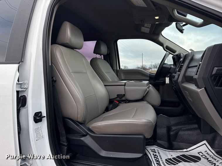 image for item DM5537 2020 Ford F350 Super Duty Crew Cab utility bed pickup truck