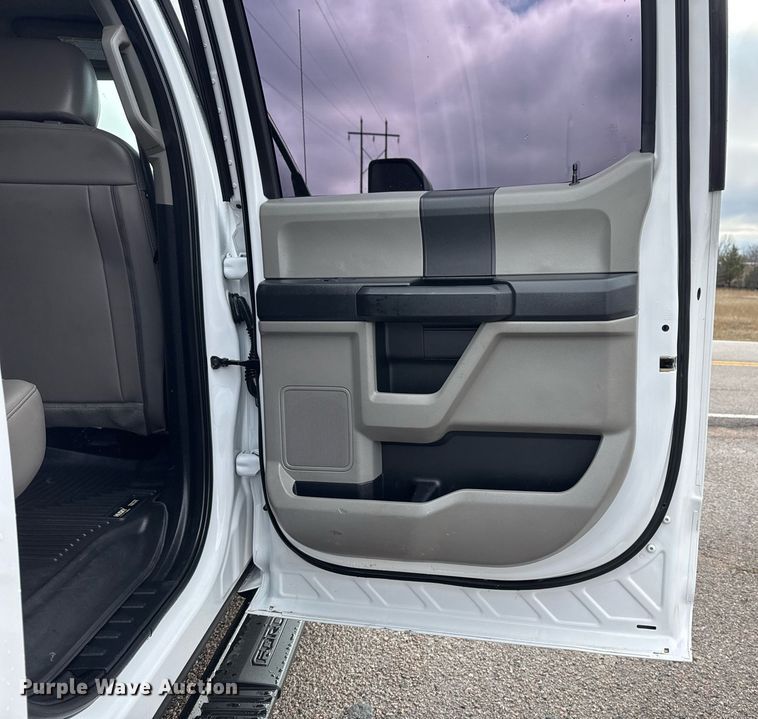 image for item DM5537 2020 Ford F350 Super Duty Crew Cab utility bed pickup truck