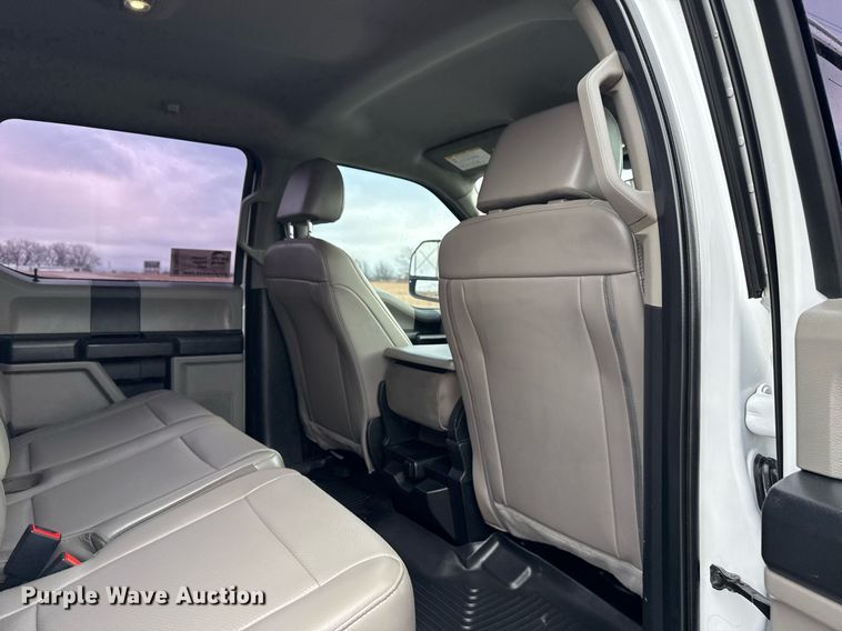 image for item DM5537 2020 Ford F350 Super Duty Crew Cab utility bed pickup truck