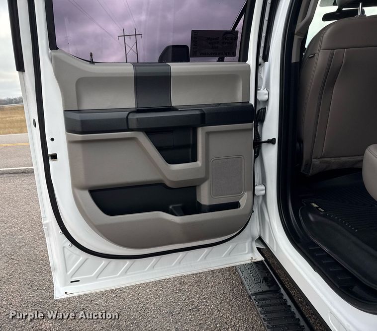 image for item DM5537 2020 Ford F350 Super Duty Crew Cab utility bed pickup truck