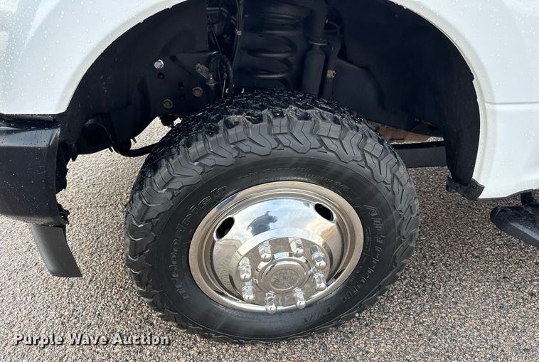 image for item DM5537 2020 Ford F350 Super Duty Crew Cab utility bed pickup truck