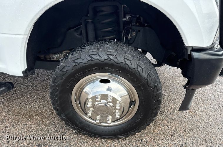 image for item DM5537 2020 Ford F350 Super Duty Crew Cab utility bed pickup truck