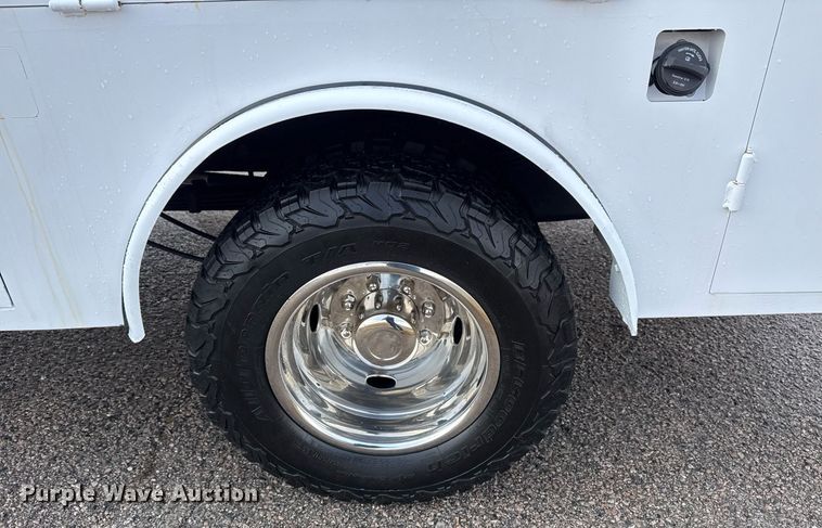 image for item DM5537 2020 Ford F350 Super Duty Crew Cab utility bed pickup truck