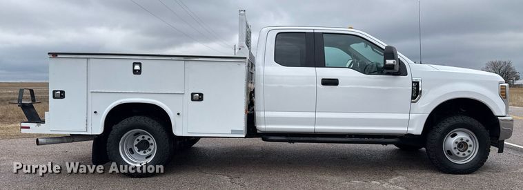 image for item DM5539 2018 Ford F350 Super Duty SuperCab utility bed pickup truck