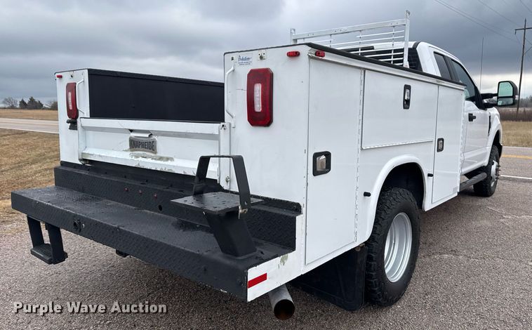 image for item DM5539 2018 Ford F350 Super Duty SuperCab utility bed pickup truck