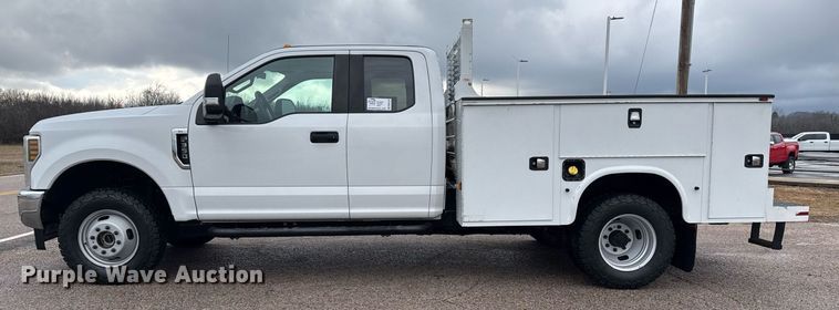 image for item DM5539 2018 Ford F350 Super Duty SuperCab utility bed pickup truck