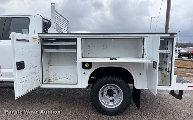 image for item DM5539 2018 Ford F350 Super Duty SuperCab utility bed pickup truck