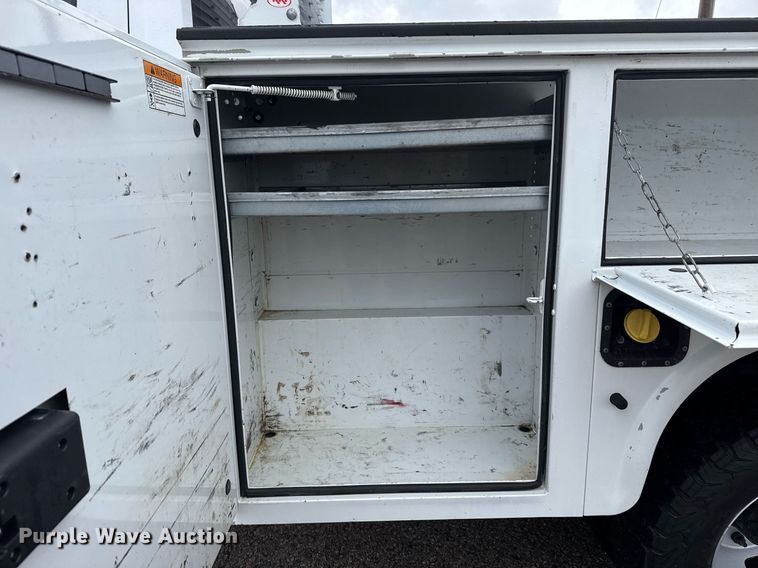 image for item DM5539 2018 Ford F350 Super Duty SuperCab utility bed pickup truck