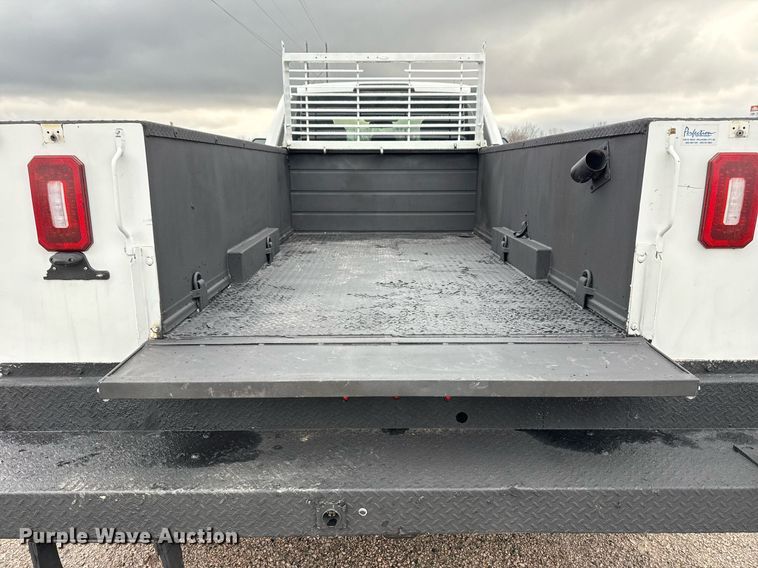 image for item DM5539 2018 Ford F350 Super Duty SuperCab utility bed pickup truck