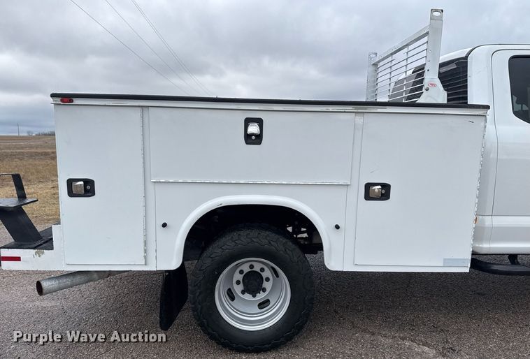 image for item DM5539 2018 Ford F350 Super Duty SuperCab utility bed pickup truck
