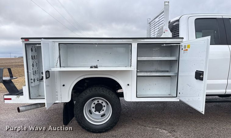 image for item DM5539 2018 Ford F350 Super Duty SuperCab utility bed pickup truck